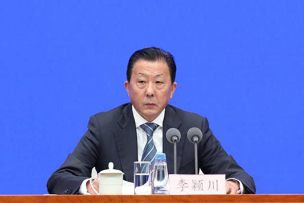 国米希望以800万欧元强制性先租后买的方式引进布坎南，并且基本与布鲁日谈妥，因此现在这笔交易距离达成只差国米主席张康阳同意，并提供资金支持。